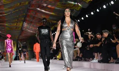 leon de versace|Lourdes Leon shines at the Versace fashion show in Milan.